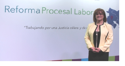 Julia Varela Araya en medio de su presentación de reforma procesal laboral